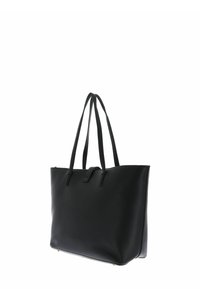 Černá kožená taška typu tote se dvěma dlouhými uchy, hladkou texturou, otevřeným vrchním designem a minimálním kováním. Široký obdélníkový tvar.
