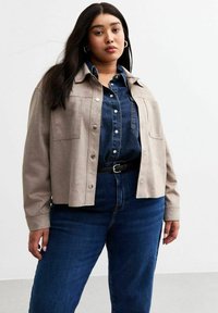 CURVES SHACKET - Giacca in similpelle - mink