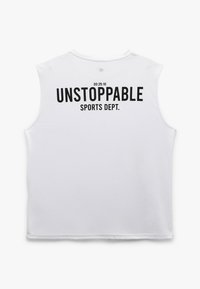 Biała sportowa koszulka bez rękawów z nadrukiem "00:25:10 UNSTOPPABLE SPORTS DEPT." w czerni na plecach.