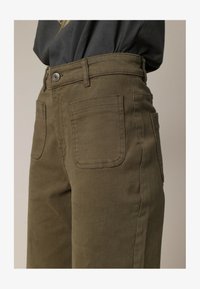 Geselecteerd, Dark Khaki