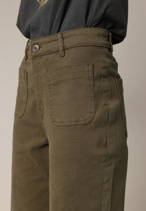 Olijfgroene, hoge taille broek van stevige katoen, met een metalen knoopsluiting en twee achterzakken met stiksels.