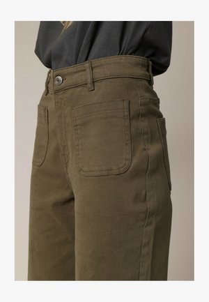 Pantalons taille haute verts olive en coton robuste, dotés d'une fermeture à bouton en métal et de deux poches au dos avec des détails de couture.