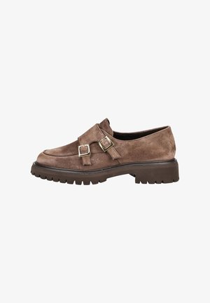 Zapato marrón de ante con doble hebilla tipo monje, suela gruesa con estrías y hebillas cuadradas plateadas, mostrado desde el lado exterior.