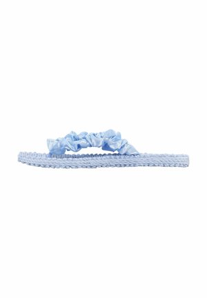 Blauwe geweven flip-flop met een textuur strap die een lichtblauwe rimpelaccent van satin heeft. Platte zool, eenvoudig ontwerp en open teen stijl.