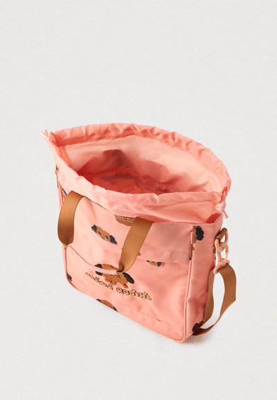 Bolsa tote rosa com ilustrações de cães castanhos, alças castanhas e alça de ombro ajustável, mostrada aberta com um fecho de cordão.