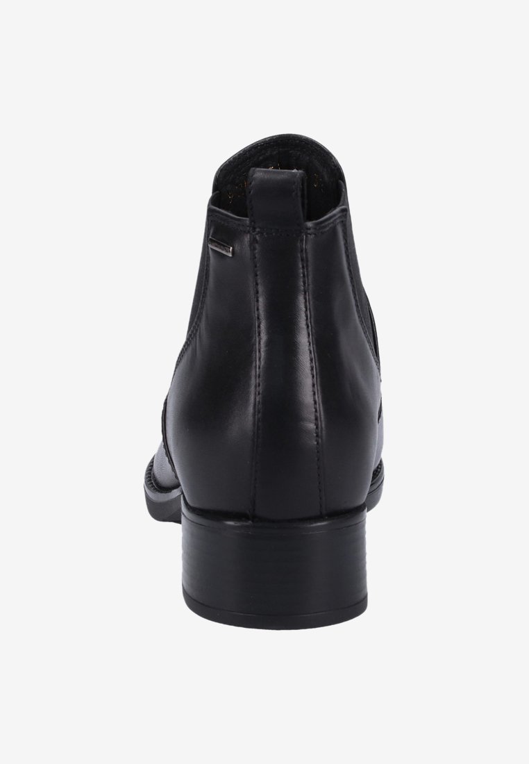Czarne skórzane botki za kostkę z zaokrąglonym noskiem, prostym obcasem, elastycznymi bocznymi panelami oraz minimalistycznym srebrnym logo. Gładka tekstura.