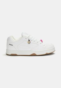 Vita sneakers med en slät läderövre, rund tå, gummisula och rosa samt guld detaljer på snörena. Har en sidologotyp och texturerade detaljer.