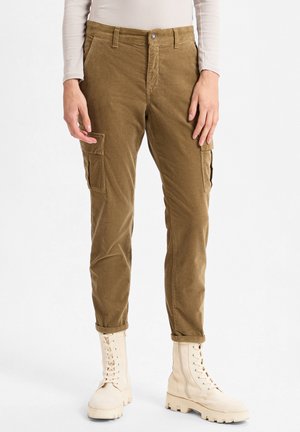 Khaki Cargo-Hosen aus weichem Cordstoff, mit seitlichen Taschen, schlanker Passform und aufgerollten Säumen, kombiniert mit beigen Schnürstiefeln.