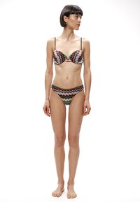Σετ μπικίνι με πολύχρωμο ζιγκ ζαγκ σχέδιο, μαλακά cups με ενίσχυση και μπανέλα, λεπτές ρυθμιζόμενες τιράντες και μαγιό με χαμηλή μέση.