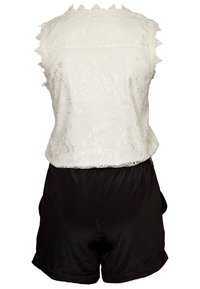 Lace topp i krämfärg med böljande kanter, matchad med svarta satinsjorts. Shortsen har sidofickor och en avslappnad passform.