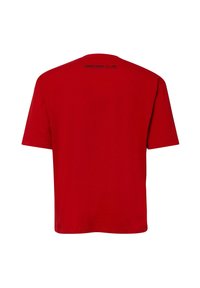 Rotes Baumwoll-T-Shirt mit kurzen Ärmeln, ausgestattet mit einem Rundhalsausschnitt und minimalistischem Textdetail, das im Rückenbereich nahe dem Ausschnitt aufgedruckt ist.