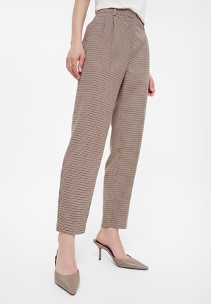 Bruine en crèmekleurige geruite broek met een hoge taille en taps toelopende pijpen, gekenmerkt door een gladde textuur en een detail aan de zijnaad.