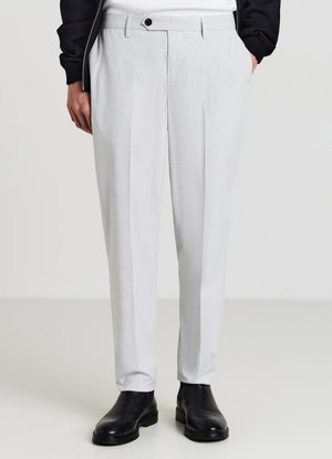 Hellgraue maßgeschneiderte Hosen mit einem strukturierten Muster, geradem Schnitt, einzelnen Falten und einem Knopfverschluss, kombiniert mit schwarzen Knöchelstiefeln.