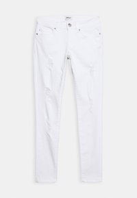 Jeans de mezclilla blancos con un diseño ajustado, detalles desgastados, cinco bolsillos y un cierre tradicional de botón y cremallera.