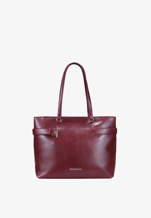 Bolso tote de cuero burdeos con herrajes plateados. Cuenta con dos asas largas, un bolsillo frontal con un detalle de correa y un logo en relieve en la parte inferior.