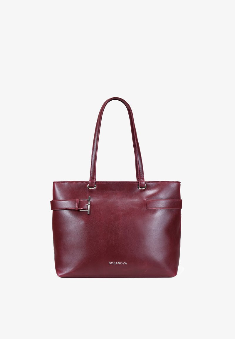 Bolso tote de cuero burdeos con herrajes plateados. Cuenta con dos asas largas, un bolsillo frontal con un detalle de correa y un logo en relieve en la parte inferior.