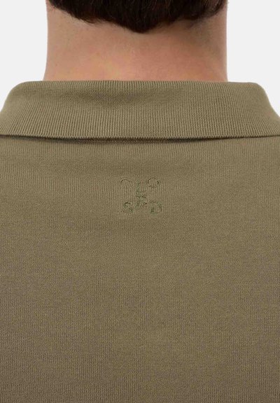 Polo shirt in maglia verde oliva con colletto classico, caratterizzato da un discreto design del logo in rilievo nella zona del collo posteriore.