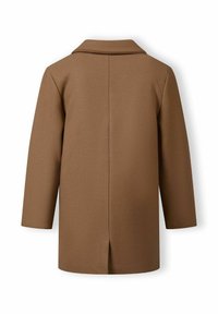 Pruun villane mantel otse lõikega, sakilise kraega ja pikkade varrukatega. Seljaosal on keskne õmblus ja väike lõhik ääres.