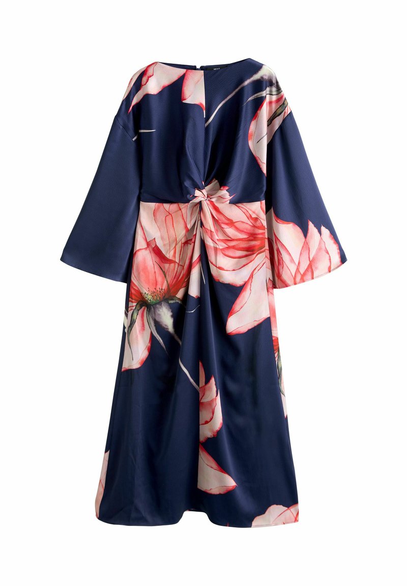 Granatowa sukienka w kwiaty z długimi rękawami, ozdobiona dużymi różowymi kwiatami i detalem skrętu z tyłu. Wykonana z lekkiej tkaniny.