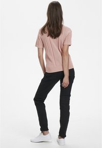 Cream T-shirt med print - light pink