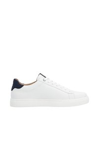 Sneaker bianca in pelle con una superficie liscia, accento blu navy sul tallone e suola in gomma bianca. Presenta un design con lacci e cuciture minime.