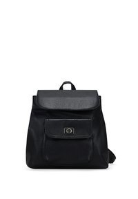 Mochila de cuero negro con un acabado texturizado, cierre con solapa, bolsillo frontal y un asa en la parte superior. Presenta acentos metálicos con el logo.