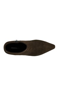 Hnědá semišová slip-on obuv s špičatou špičkou, která má dekorativní prošívání a boční zip pro snadné obouvání. Vnitřek má černou podšívku.