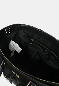 Borsa nera con un esterno liscio, hardware in tonalità oro e chiusura con zip, dotata di una tasca interna e rivestimento in tessuto.