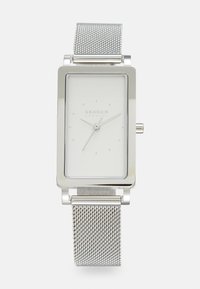 Silver rektangulär klocka med en vit urtavla, minimalistiska timmarkörer och silverfärgad nätarmband. Har en tryck- och dragkrona samt metallic finish.