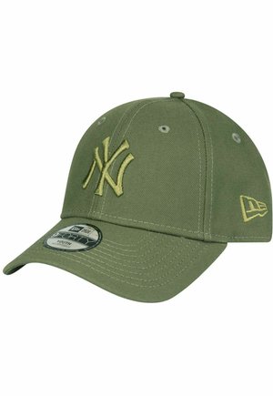Olivgrüner Baseballcap mit einem gestickten gelben "NY"-Logo auf der Vorderseite, Knopf oben und verstellbarem Riemen auf der Rückseite.