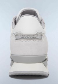 Hvide og grå sneakers lavet af ruskind og netmateriale, med rund form, polstret sål og prægede "NAPAPIJRI" logo på hælen.