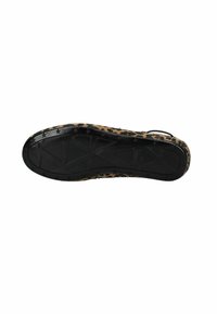 Leopardenmuster-Sohle von Flip-Flops mit schwarzem Gummiboden und strukturierter Oberfläche; verfügt über sternförmige Traktionsdetails entlang der Kanten.
