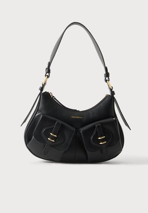 Sac à main en cuir noir avec bandoulière réglable, deux poches avant à boucle, ferrures dorées et logo « Coccinelle » en haut au centre.