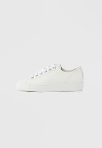 Baskets en cuir blanc avec un bout arrondi, une semelle en caoutchouc blanche plate, six œillets et des lacets blancs. Design minimaliste avec une texture lisse.