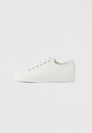 Weißer Ledersneaker mit abgerundeter Zehenpartie, flacher weißer Gummisohle, sechs Ösen und weißen Schnürsenkeln. Minimalistisches Design mit glatter Textur.