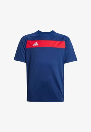 Camiseta atlética navy con una franja horizontal roja y logo blanco en el lado izquierdo del pecho; mangas cortas, cuello redondo, tejido ligero.