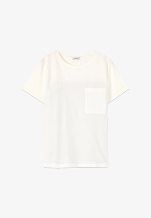 Prosty biały T-shirt z krótkim rękawem, okrągłym dekoltem i pojedynczą kieszenią na piersi po lewej stronie.