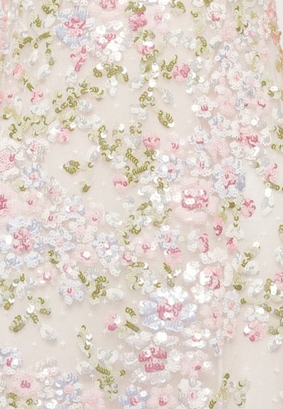 Biely priehľadný materiál zdobený pastelovými ružovými, modrými a zelenými kvetinovými flitrami, s prepracovaným prešívaním a textúrovaným povrchom.
