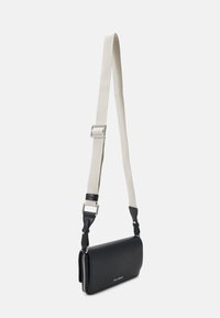 KARL LAGERFELD K/CIRCLE PERFORATED - Torba čez telo - black