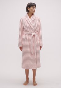 Halat de baie roz cu dungi, dintr-o țesătură moale și texturată; are guler șal, centură și lungime până la jumătatea gambei. Proiectat cu dungi verticale.