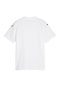Biała koszulka z krótkim rękawem o okrągłym dekolcie, wykonana z gładkiego materiału, z czarnym logo na lewym ramieniu.