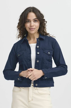 Marineblå denimjakke med tætsiddende snit, knaplukning foran, brystlommer og klassisk krave. Glat tekstur og minimale syninger.