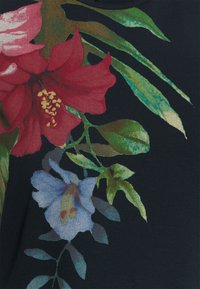 Tela con estampado floral sobre un fondo negro. Presenta flores rojas y azules con hojas verdes. Textura suave y colores vibrantes.
