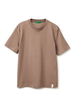 Brązowa koszulka bawełniana z krótkim rękawem i okrągłym dekoltem, z małą białą metką na dolnym brzegu, prezentowana na białym tle.
