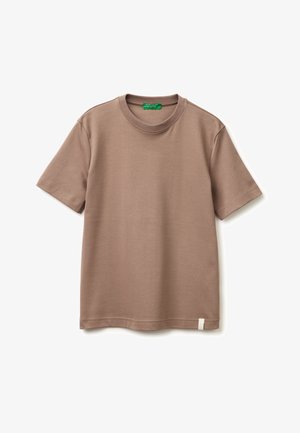 Hnědé bavlněné tričko s krátkým rukávem a kulatým výstřihem, s malou bílou cedulkou na spodním okraji, zobrazené na bílém pozadí.