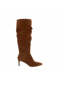Bottes hautes en daim brun à talons hauts, avec un bout pointu et un design décontracté, présentant une texture lisse et une silhouette élégante.