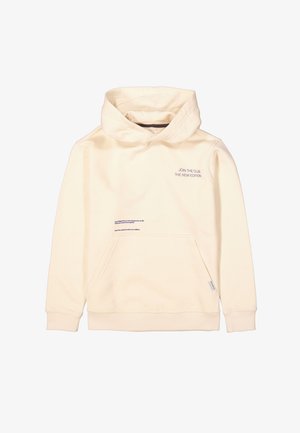 Helle beige Kapuzenjacke mit großer Kapuze, Kängurutasche und sichtbaren Nähten. Mit dem Text: "TRETEN SIE DEM CLUB BEI" und einem kleinen Etikett an der Seite.