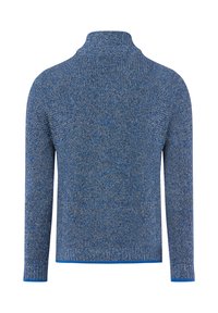 Blauer gestrickter Pullover mit hohem Kragen, langen Ärmeln und strukturiertem Muster, das am Saum mit einem einfarbigen blauen Akzent versehen ist.