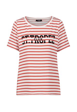 Witte T-shirt met korte mouwen, voorzien van oranje horizontale strepen en zwarte tekst "ST. TROPEZ CLUB" over de borst, met een ronde hals.