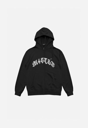 Sort lynlås-hættetrøje med hætte og forlommer, med hvid gotisk tekst "WASTED" på tværs af brystet.